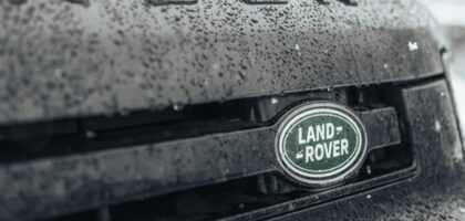 Jak radzić sobie z jazdą w deszczu – praktyczne triki